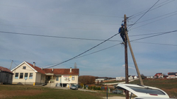 Kablloja elektrike bie në oborrin e shkollës në Ferizaj, KEDS-i reagon me vonesë