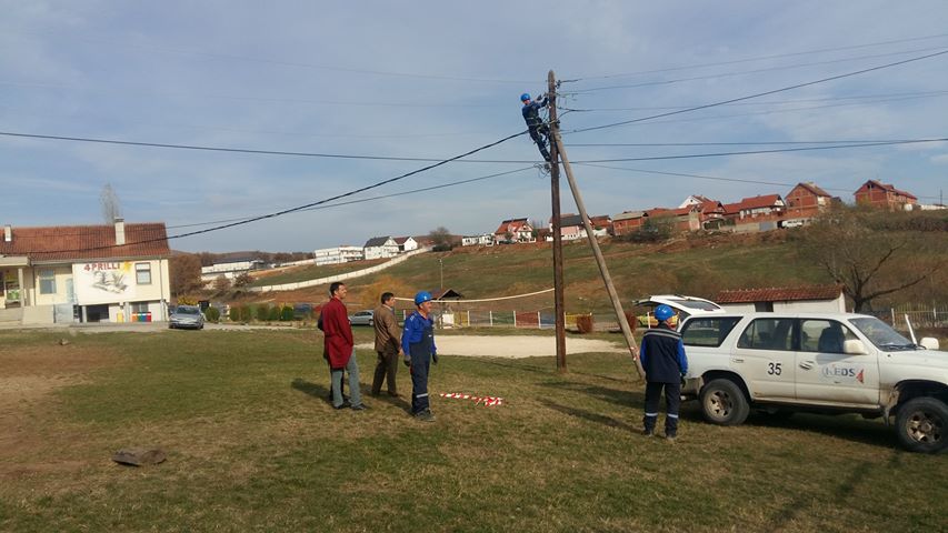 Pamje gjatë intervenimit të KEDS-it në shtyllën elektrike në fshatin Zllatar, Ferizaj. 