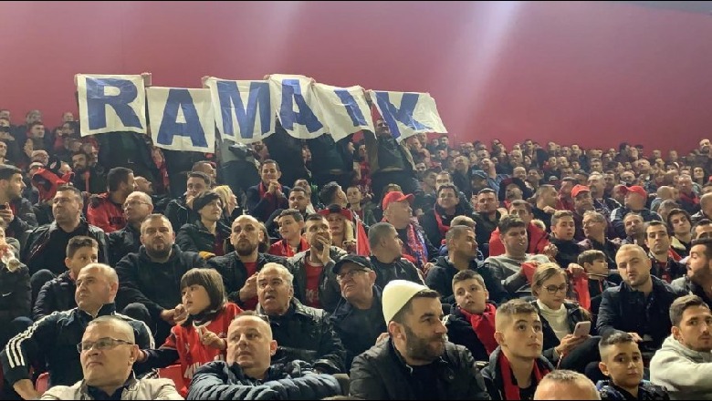 Thirrja 'Rama ik' në stadiumin Air Albania gjatë ndeshjes Shqipëri-Francë, e dirigjuar nga FRPD-ja