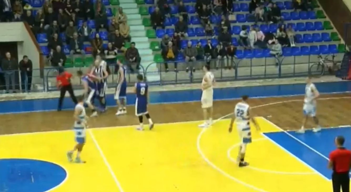 Dhunë në basketbollin shqiptar, lojtari i Tiranës sulmon gjyqtarin 