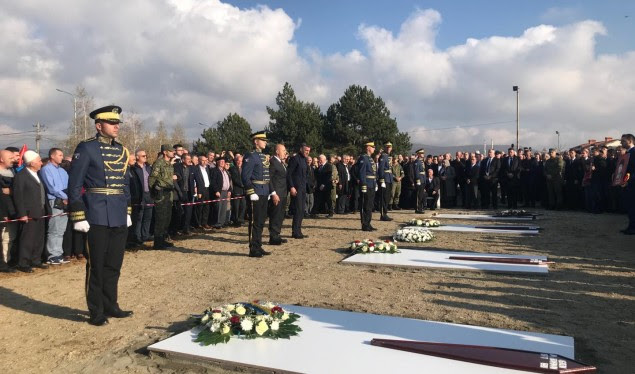 Homazhe për heronjtë Fazliu, Zhitia dhe Rrahmani, të cilën sot rivarrosen në Velani