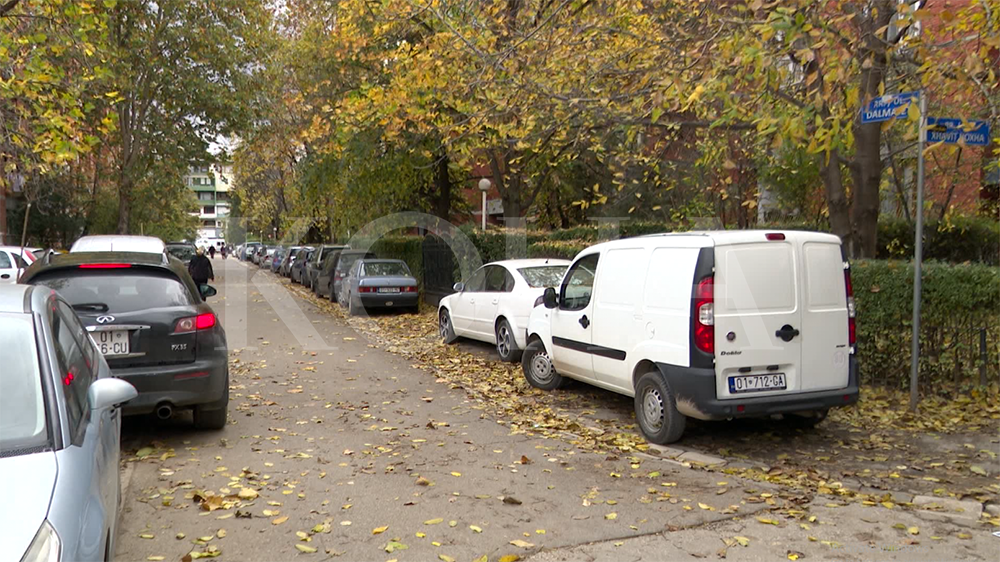 Automjetet e parkuara me vite bllokojnë hapësirat publike në Prishtinë