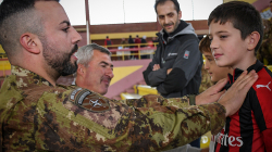 KFOR-i italian u dhuron fëmijëve në Kosovë pajisje sportive të AC Milanit
