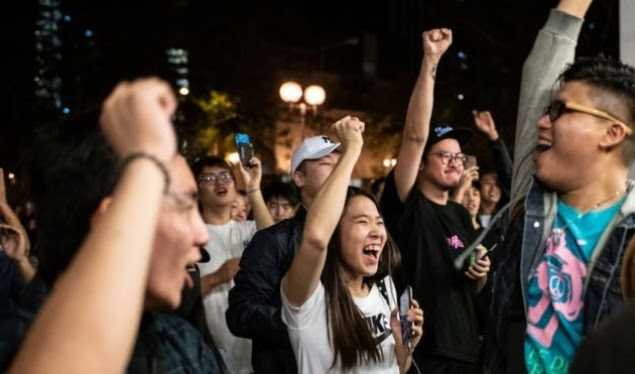 Kandidatët pro demokracisë fitojnë në Hong Kong