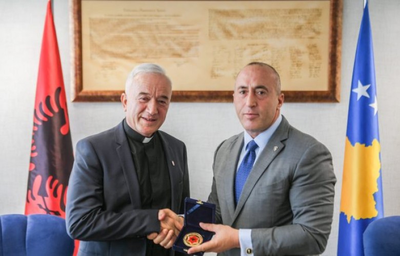 Haradinaj dekoron Don Viktor Sopin me medaljen “Gjergj Kastrioti-Skënderbeu”