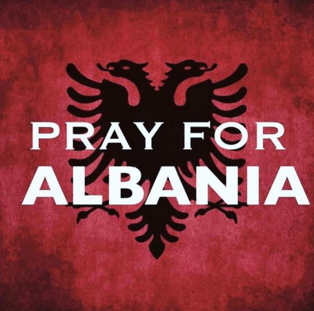 Nga Lorik Cana te Xherdan Shaqiri lutje dhe solidaritet për të prekurit nga tërmeti