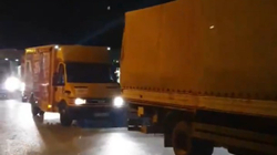 Fluks kamionësh me ndihma në kufirin Kosovë-Shqipëri