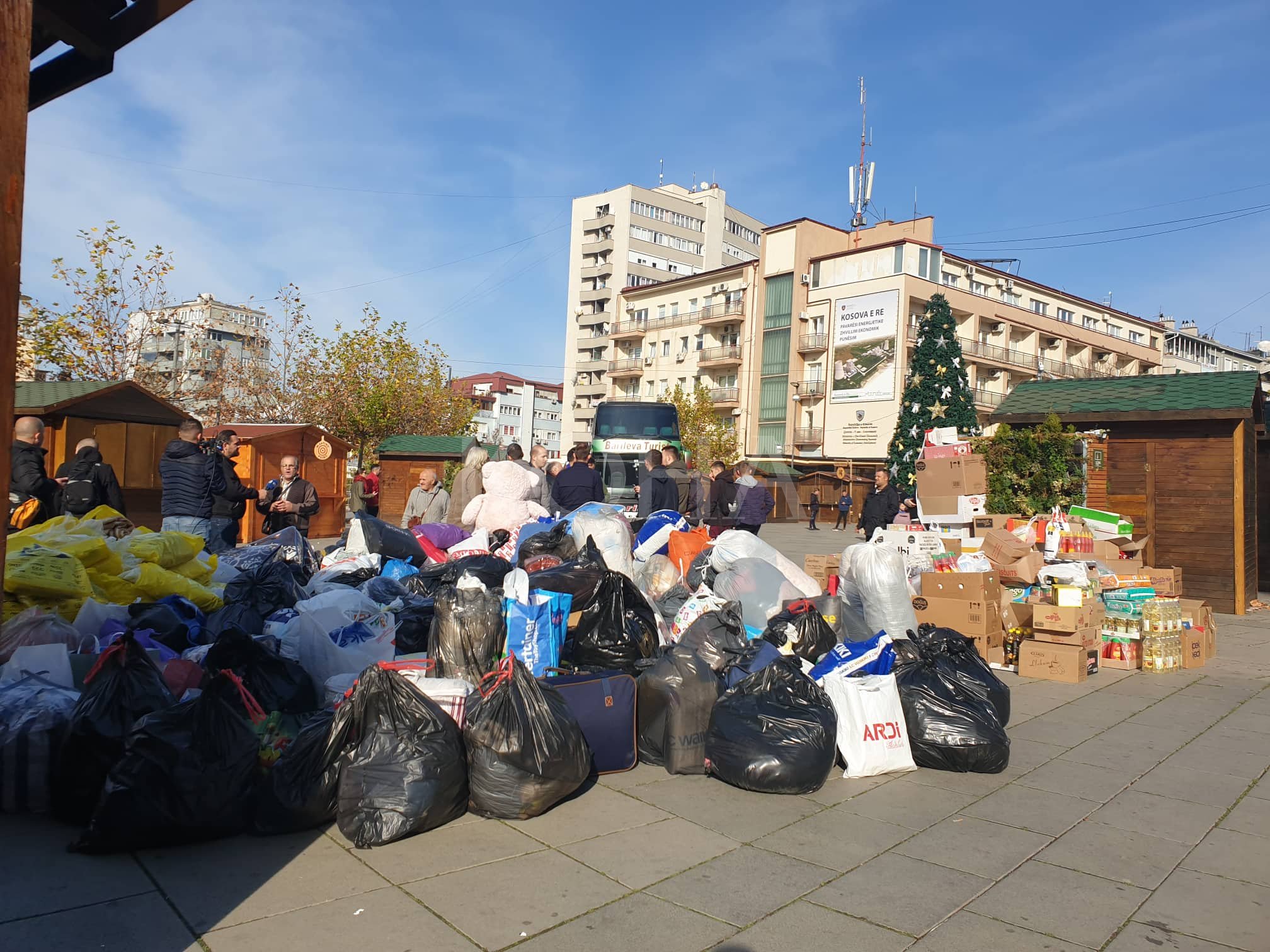 Vazhdon grumbullimi i ndihmave në sheshin “Zahir Pajaziti” në Prishtinë
