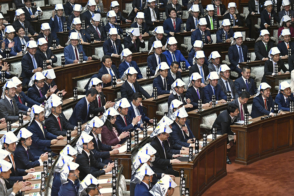Parlamenti japonez mbrohet me kapela kundër tërmeteve