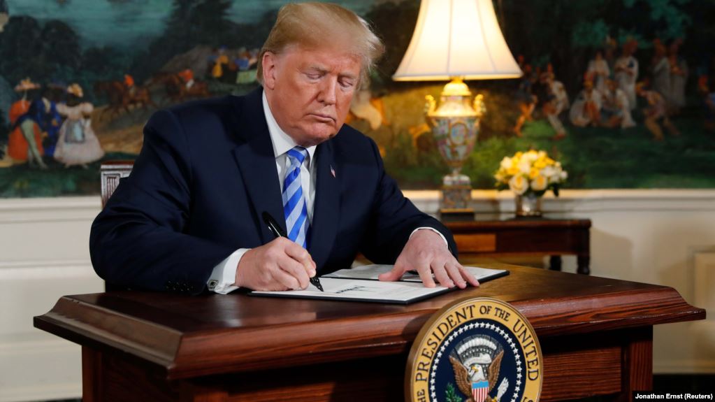 Trumpi nënshkruan ligjin që mbështet protestuesit në Hong Kong