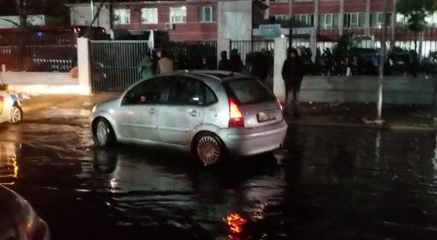 Reshje të dendura shiu në Durrës, “kaos” te kampi ku po qëndrojnë të prekurit nga tërmeti