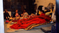 Tri familje gjejnë strehë në një garazhë në Laç, rrezikohen nga i ftohti e lagështia