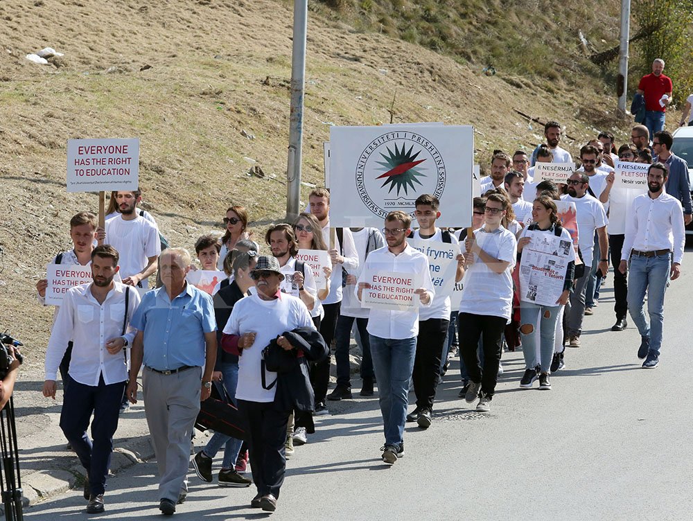 ORCA me marsh studentor përgjatë rrugëve ku ishte zhvilluar protesta e 1 tetorit, 1997