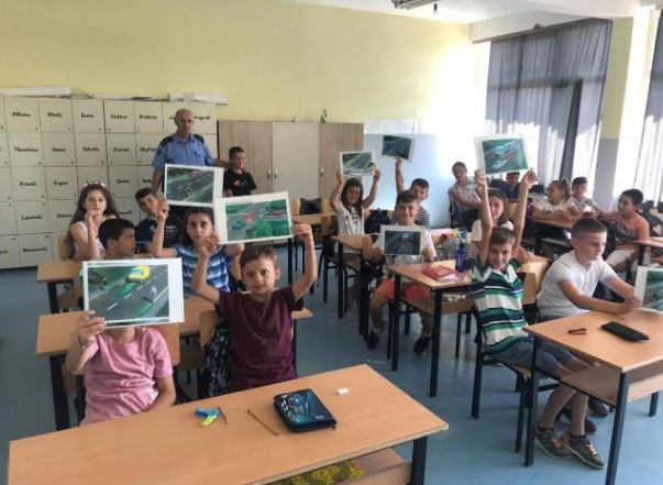 Policia në Mitrovicë ligjëron në shkolla mbi “Sigurinë në trafik”