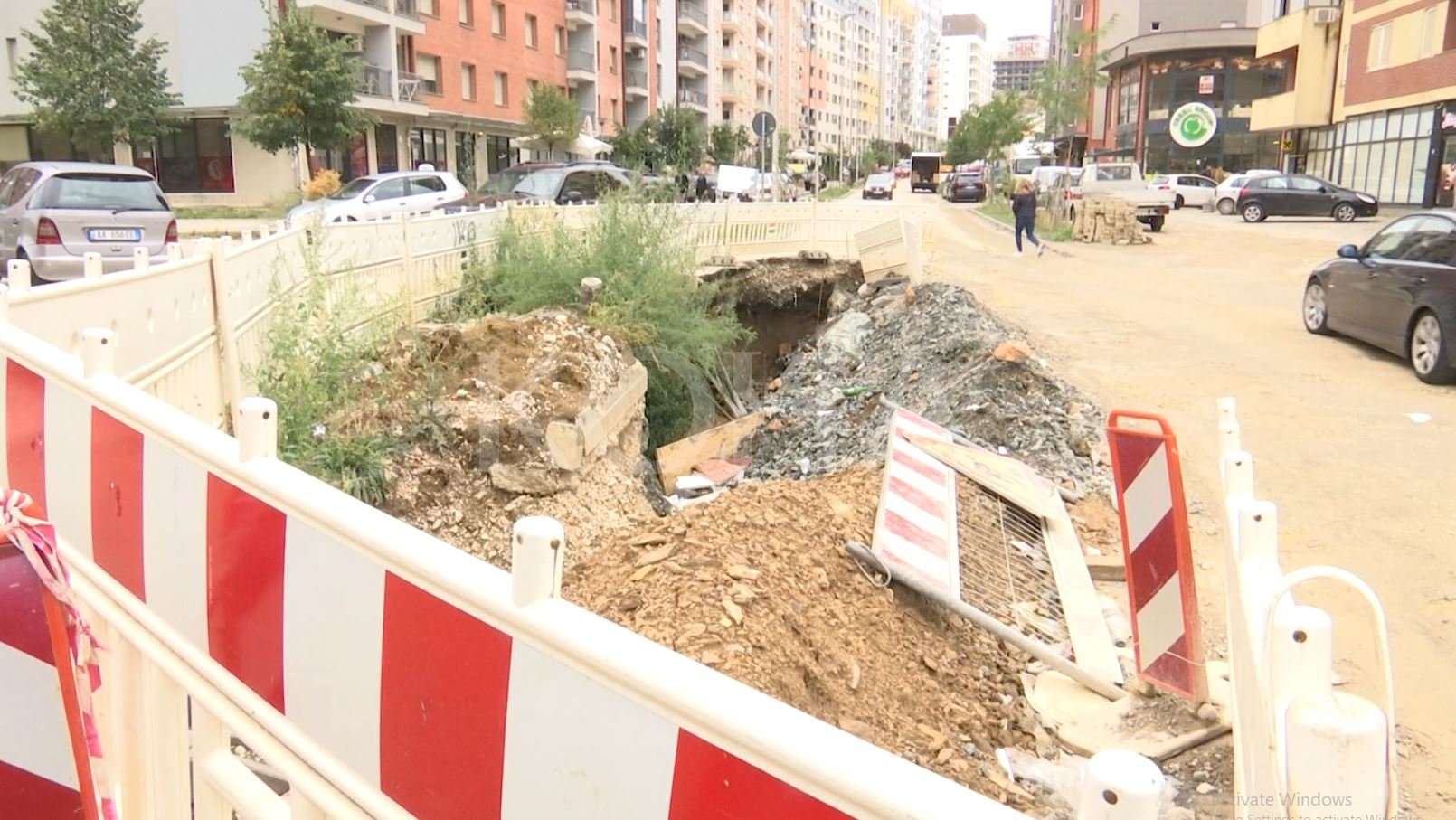 Banorëve në Kalabri të Prishtinës po u pamundësohet qëndrimi normal në lagje për shkak të kanalizimit
