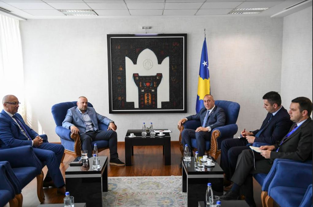 Zyra e Kryeministrit thotë se Haradinaj nuk ka zhvilluar takime me Radoiçiqin në jahte, nuk i mohon takimet tjera publike