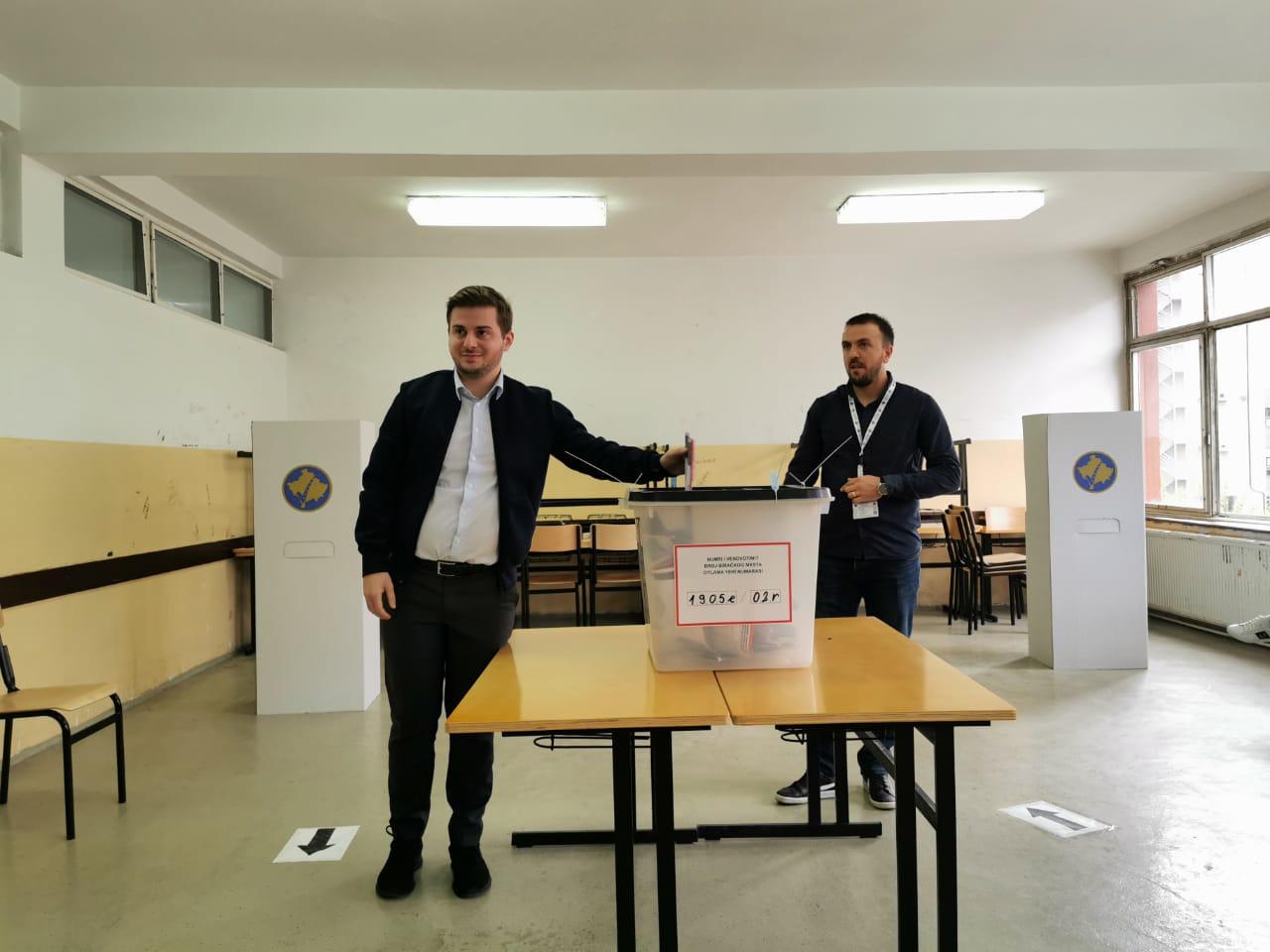 Ministri i Shqipërisë në detyrë Cakaj voton në Prishtinë