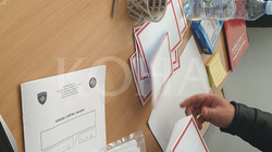 Qendra e Votimit “Faik Konica” furnizohet me zarfe të votave me kusht