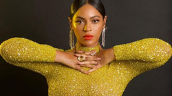 Beyonce shkëlqen me fustan të artë, duke i nxjerrë në pah linjat