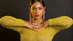 Beyonce shkëlqen me fustan të artë, duke i nxjerrë në pah linjat