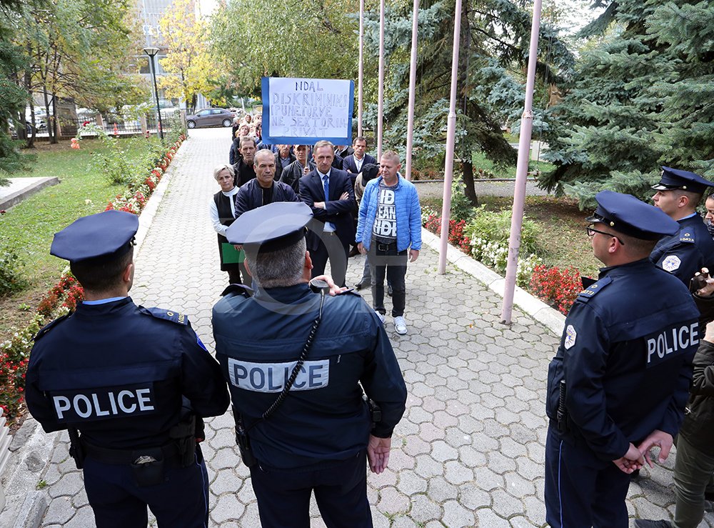 Punëtorët teknikë në UP protestojnë për pagën e ulët e kushtet e këqija