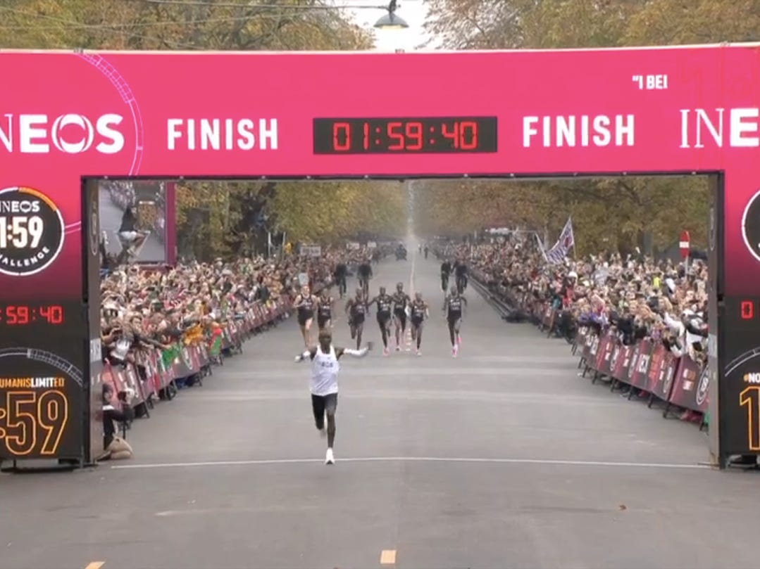 Keniani Kipchoge thyen rekordin në maratonë