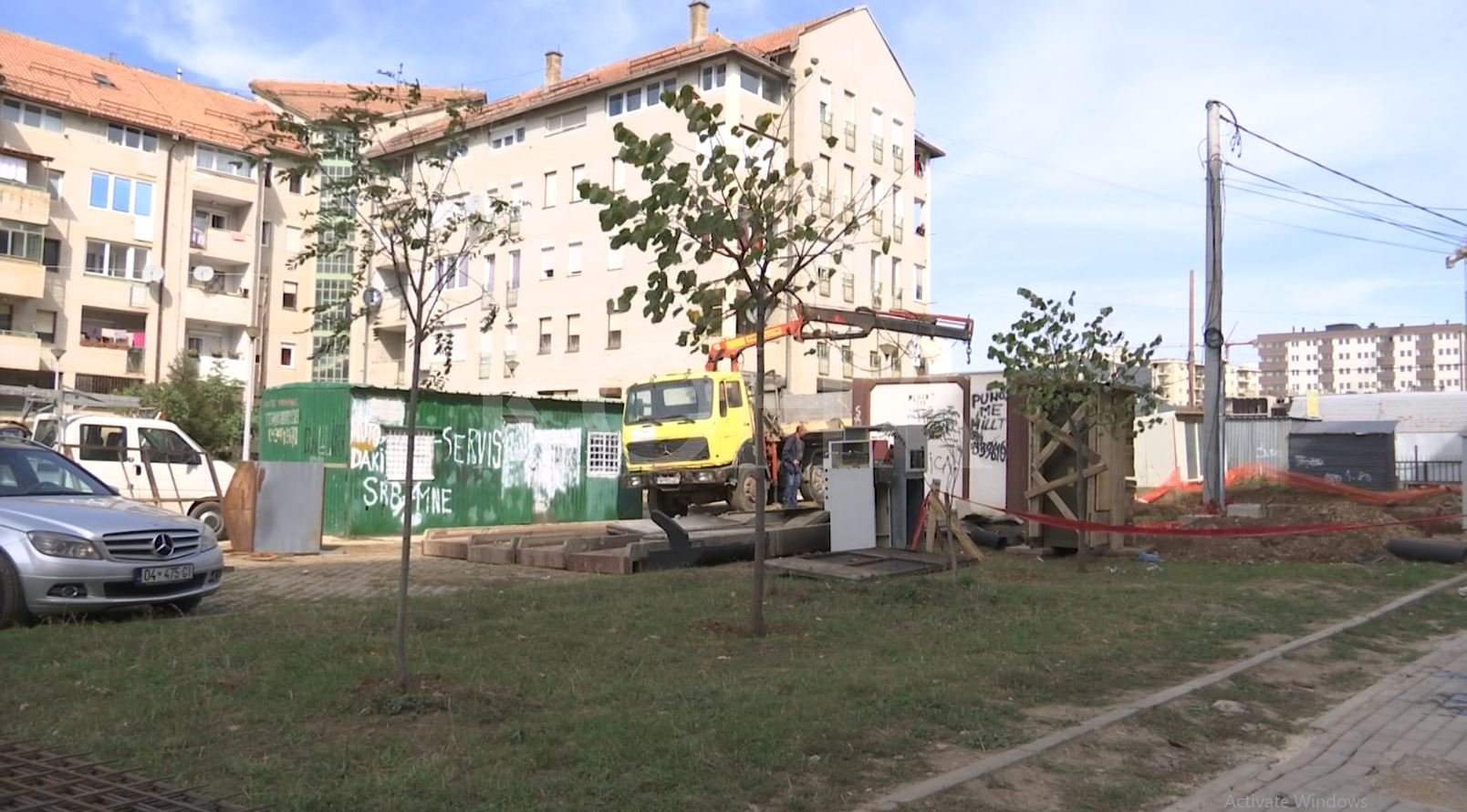 Banorët e F. Kosovës ankohen se shkaku i ndërtimeve të larta po u mungojnë vend-parkimet