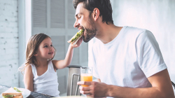 Nutricionisti këshillon se si duhet ta përtypim ushqimin dhe t’ia lehtësojmë punën lukthit