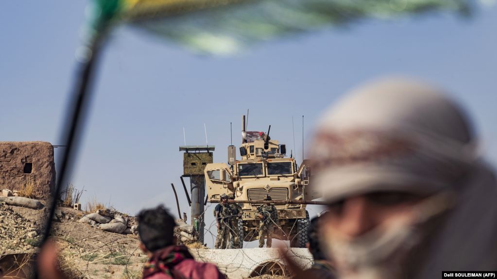 Kurdët merren vesh me ushtrinë siriane për t’u rezistuar sulmeve turke