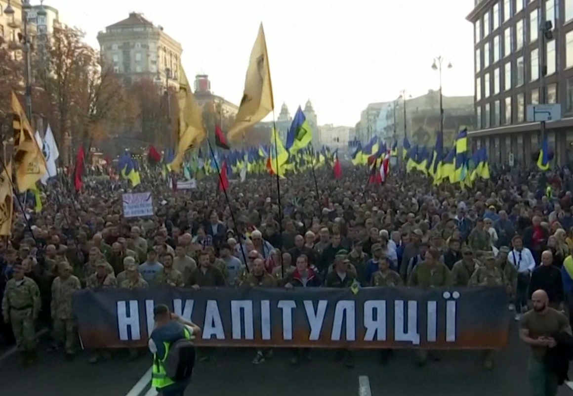 Ukrainasit marshojnë kundër planit të presidentit Zelenskiy