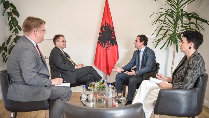 Vuçiqi e pyet ambasadorin britanik të kujt zgjedhje i fitoi Kurti me atë flamur?