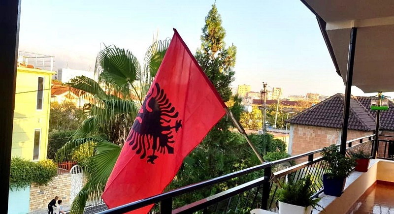 Nisma e Bashkisë së Tiranës për festat kombëtare: Një ballkon, një flamur!