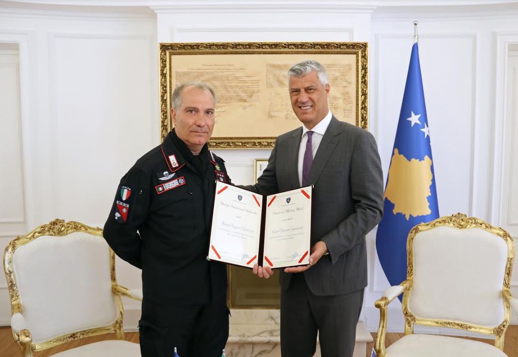 Thaçi dekoron komandantin e karabinierëve italianë në Kosovë