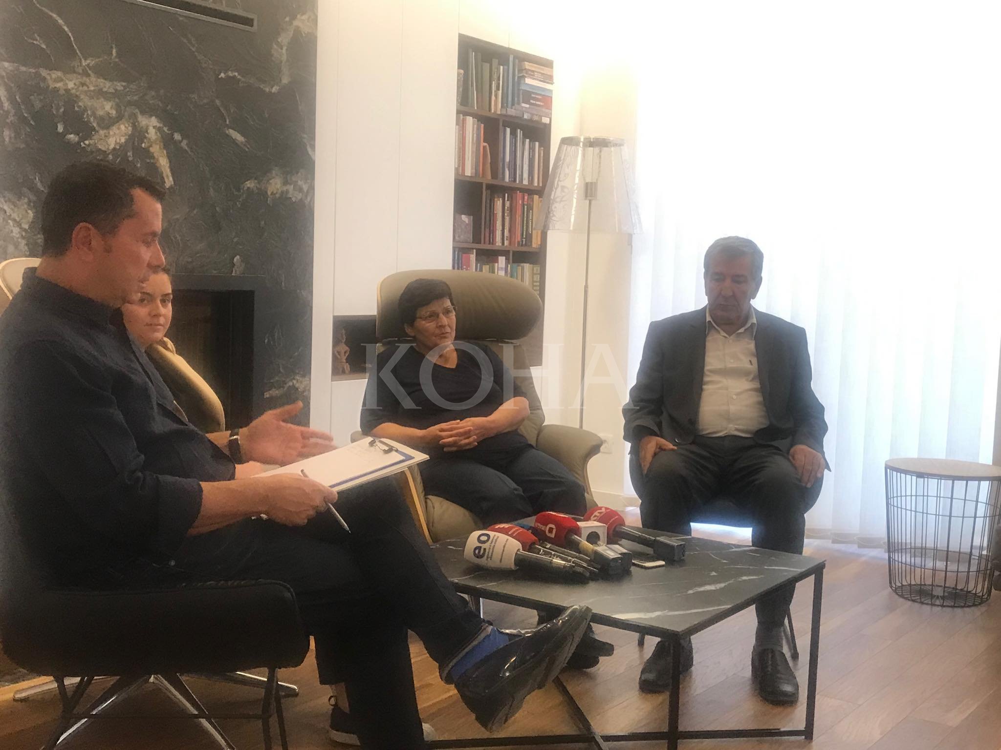 Prindërit e Deharit në Prokurori për ta marrë raportin për vdekjen e të birit