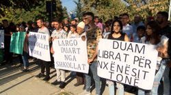 Banorët e Busavatës dhe Krilevës protestuan para Komunës së Kamenicës kundër reformës në arsim