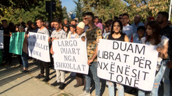 Banorët e Busavatës dhe Krilevës protestuan para Komunës së Kamenicës kundër reformës në arsim