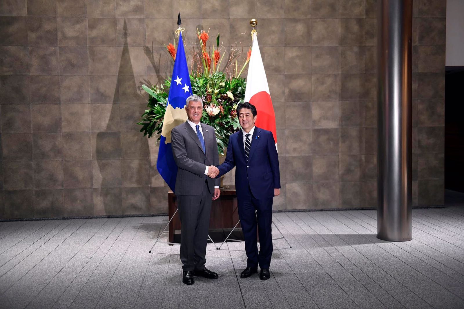 Thaçi takon kryeministrin japonez, shprehen të kënaqur me afrimin mes dy vendeve