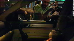 Për ta qetësuar një djalë 15 muajsh, protestuesit libanezë ia këndojnë “Baby Shark”