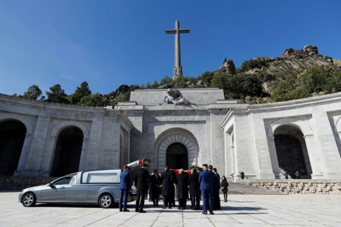 Eshtrat e diktatorit spanjoll Franco hiqen nga mauzoleu monumental, rivarrosen pranë Madridit