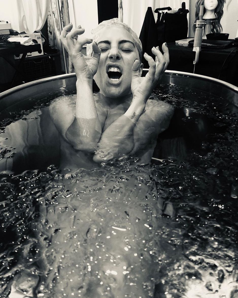 Lady Gaga feston përvjetorin e hitit “Bad Romance” me fotografi nga vaska