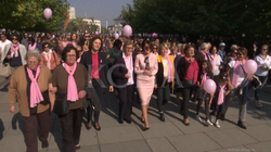 Mbahet në Prishtinë ecja tradicionale për ndërgjegjësim ndaj kancerit të gjirit