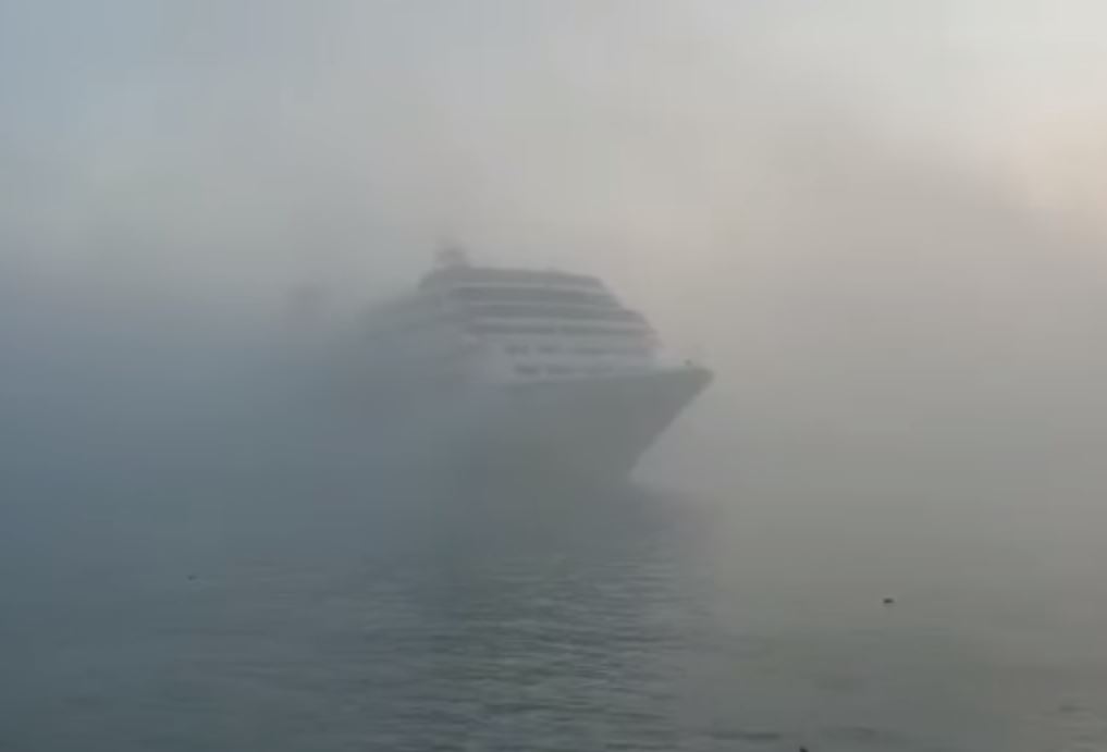 Mjegulla e madhe në Durrës vështirëson zbarkimin e anijes me 670 turistë të huaj