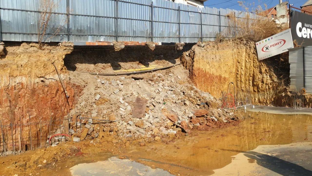 Shembja e dheut në rrugën “Bedri Gjini” në Prishtinë, dëmton një gyp të ujësjellësit