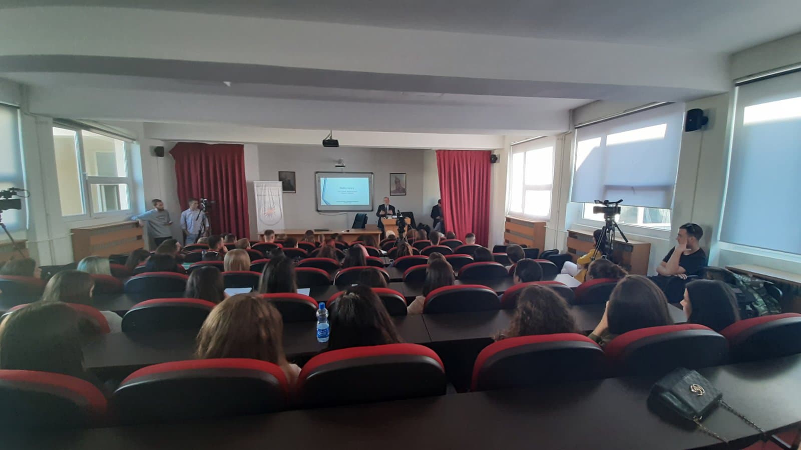Profesori Easton para studentëve të UP-së: Kujdes nga lajmet në rrjetet sociale