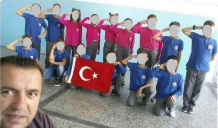 “Vërejtje me shkrim” për mësimdhënësin që publikoi foto me nxënësit e tij me përshëndetje ushtarake