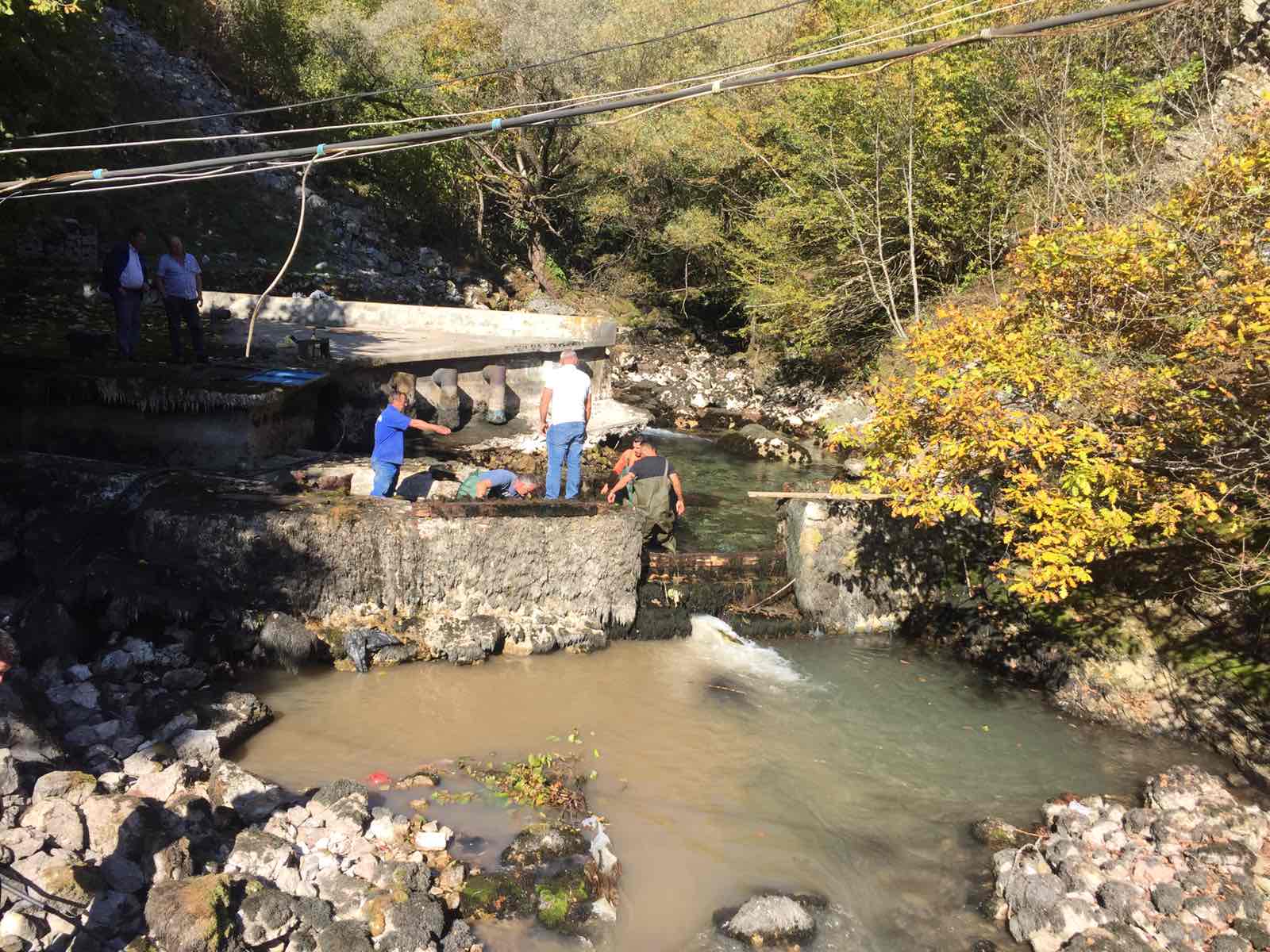 Bie ndjeshëm niveli i ujit në dy burimet e furnizimit të Pejës