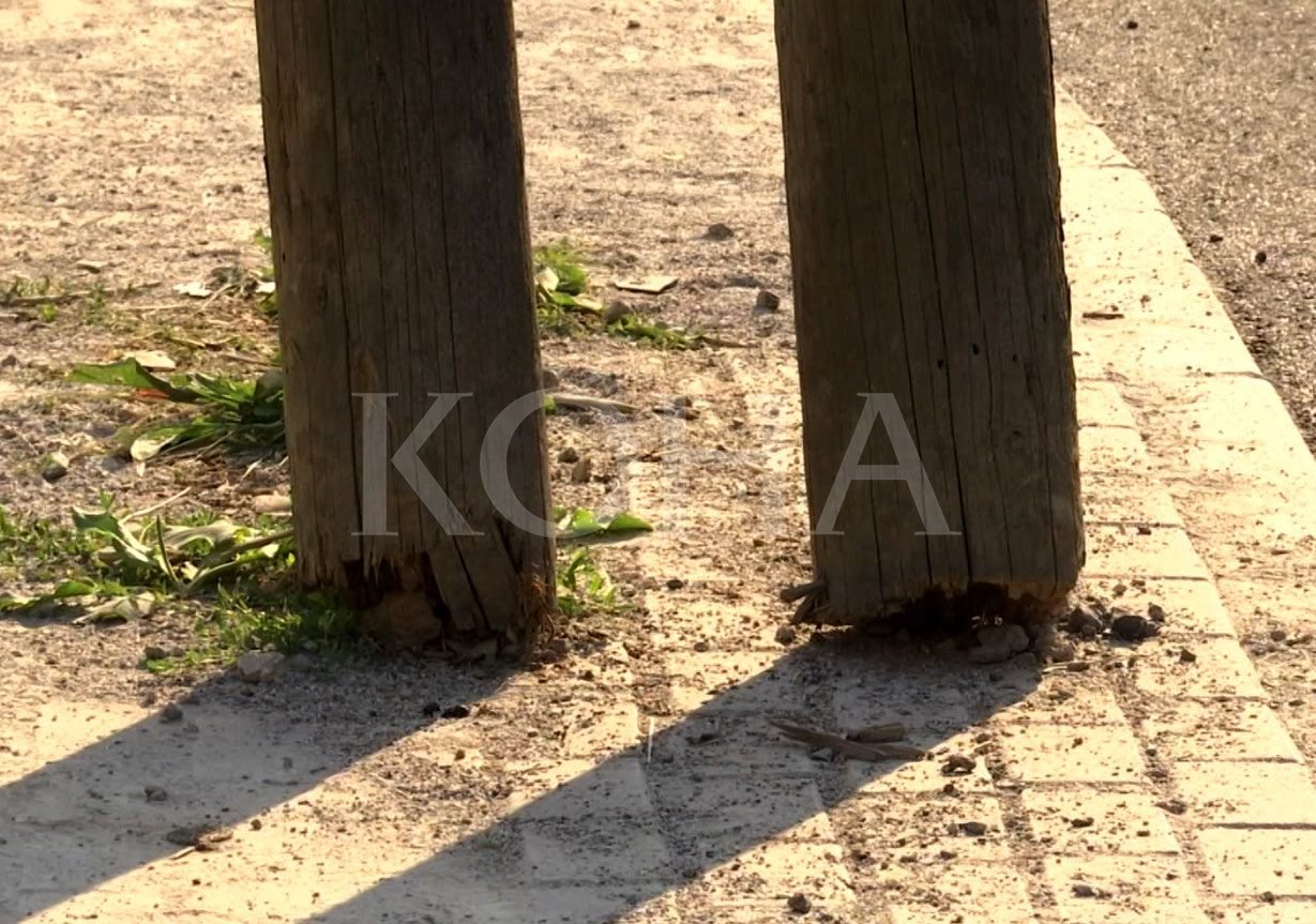 Banorët në Hajvali rrezikohen nga shtyllat e vjetra, KEDS-i premton intervenim