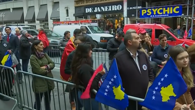Shqiptarët në New York ia kujtuan Serbisë krimet që bëri në Kosovë, Bosnjë e Kroaci