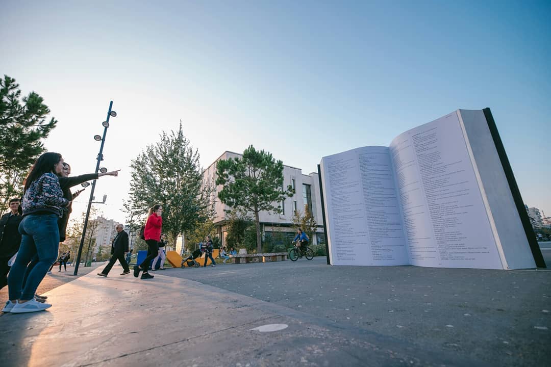 “Fjalori i Gjuhës Shqipe” instalacioni më i ri në sheshin “Skënderbej” të Tiranës