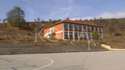 Nxënësit e Novobërdës mbesin pa transport për shkollë shkaku i procedurave të prokurimit